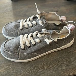 *NEW* Shoes. Brand ~ Aleader Beach. Size 8. Gray.